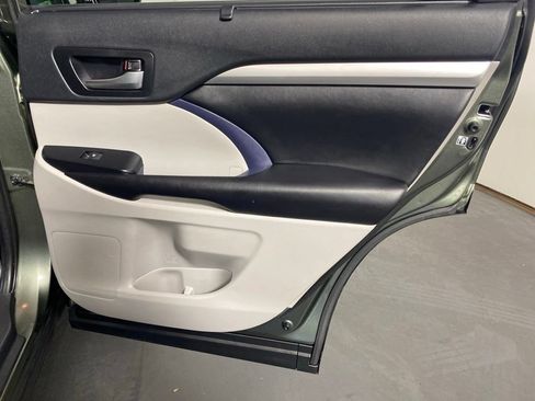 Used 2019 Toyota Highlander XLE AWD/4WD image 32