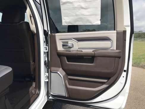 New 2025 RAM 2500 Laramie AWD/4WD image 17