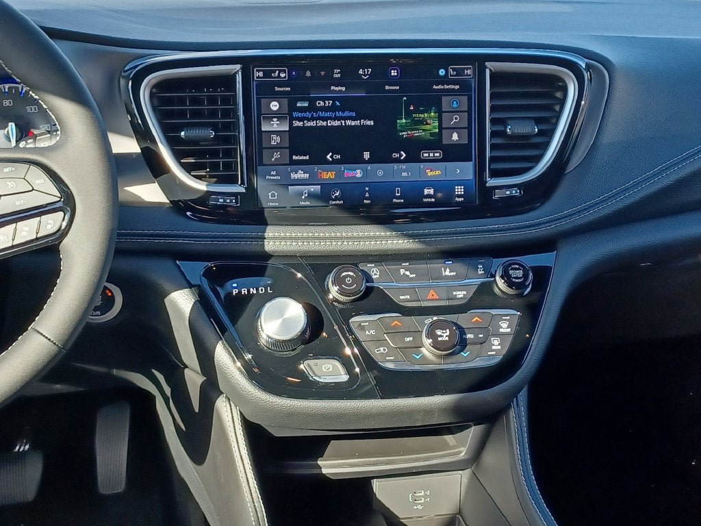 New 2027 Chrysler Pacifica Limited w/ Family Tech Group AWD/4WD image 26