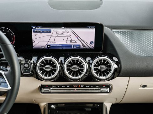 Certified 2025 Mercedes-Benz GLA 250 image 11