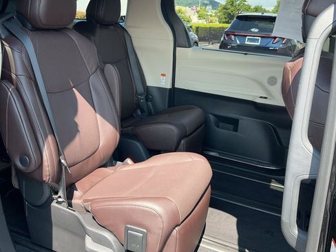 Certified 2023 Toyota Sienna Platinum AWD/4WD image 32