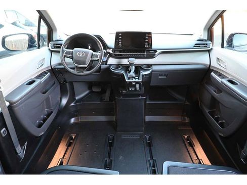 Used 2022 Toyota Sienna XLE image 21