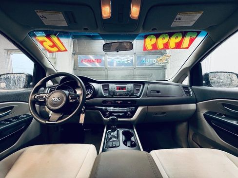 Used 2015 Kia Sedona L image 12