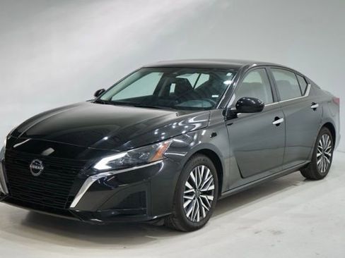 Used 2023 Nissan Altima 2.5 SV image 3