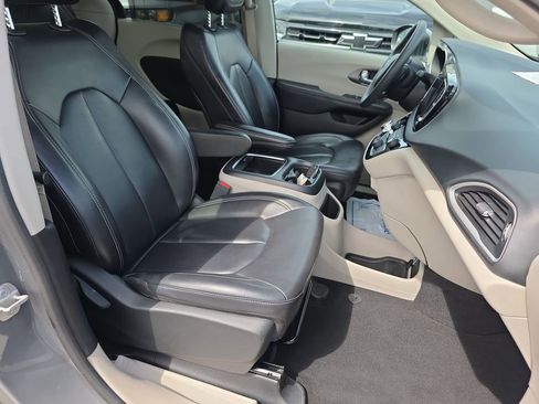 Used 2023 Chrysler Pacifica Touring-L image 36
