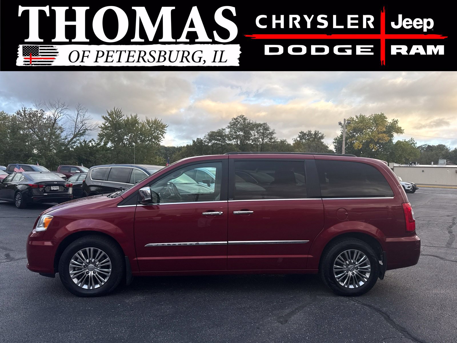 Used 2013 Chrysler Town & Country Touring-L FWD image 4