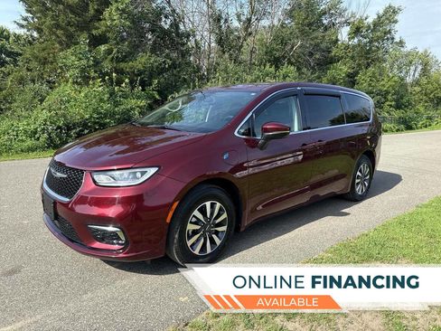 Used 2023 Chrysler Pacifica Touring-L image 1