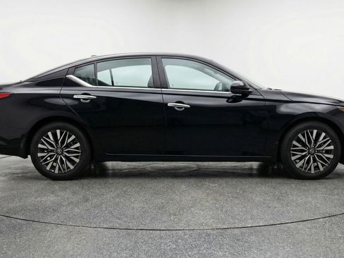 Used 2025 Nissan Altima 2.5 SV image 11