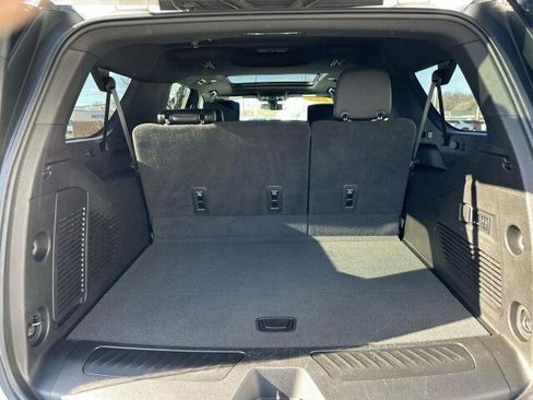 Used 2022 Chevrolet Suburban LT w/ Luxury Package image 16