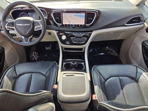 Used 2024 Chrysler Pacifica Limited FWD image 14