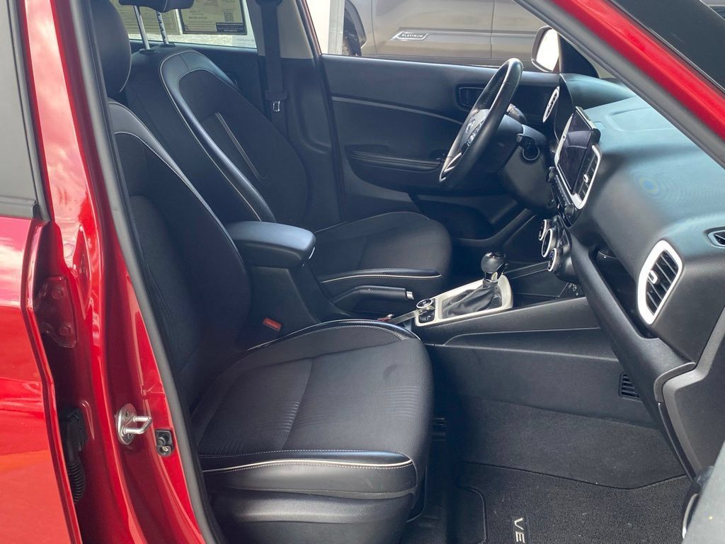 Used 2022 Hyundai Venue Limited FWD image 16