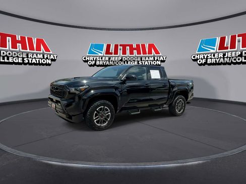Used 2025 Toyota Tacoma TRD Sport AWD/4WD image 4