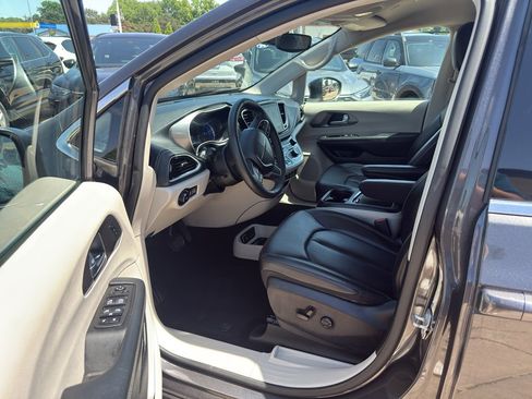 Used 2023 Chrysler Pacifica Touring-L FWD image 10