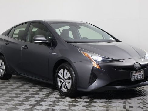 Used 2018 Toyota Prius Three FWD image 3