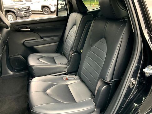 Certified 2023 Toyota Highlander XLE image 19