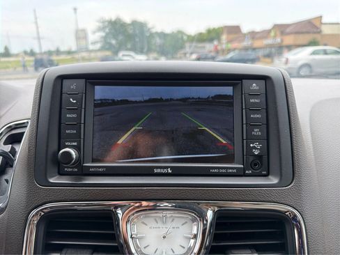 Used 2016 Chrysler Town & Country Touring-L FWD image 27