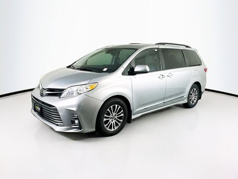 Used 2019 Toyota Sienna XLE image 3