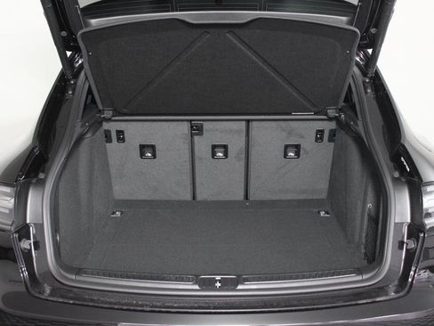 Certified 2025 Porsche Macan S image 13