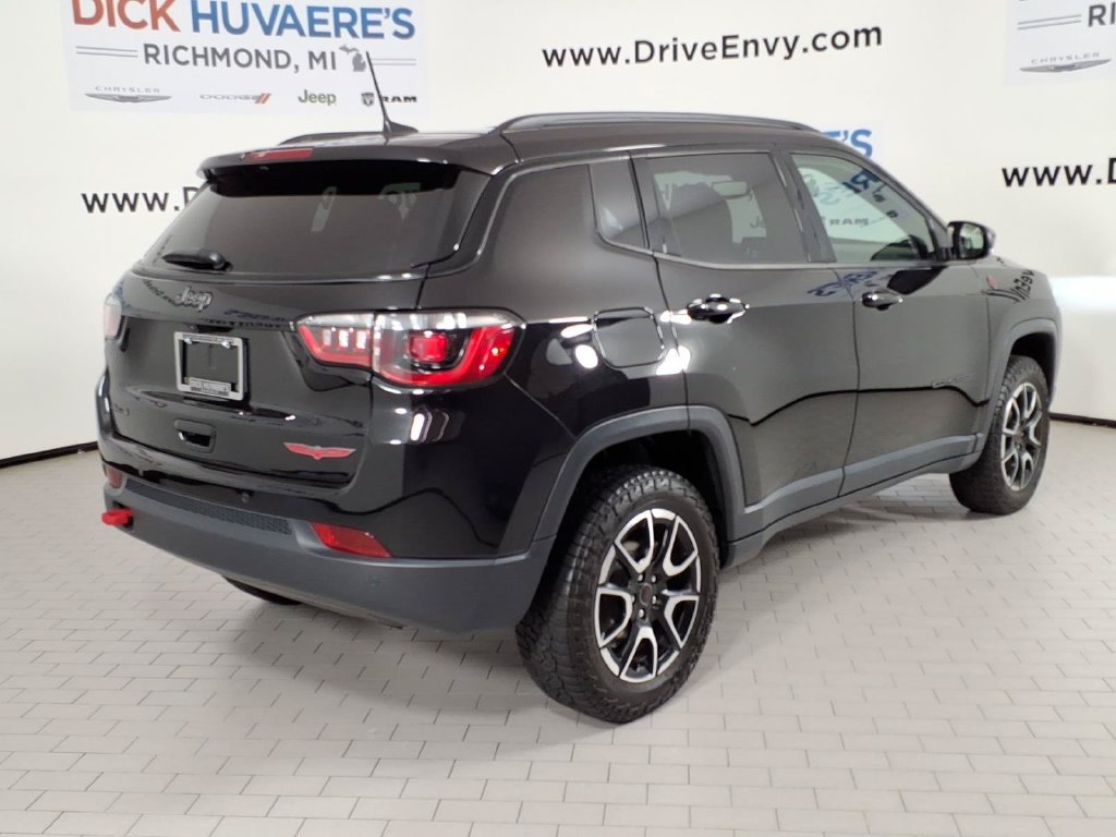 Used 2025 Jeep Compass Trailhawk AWD/4WD image 4