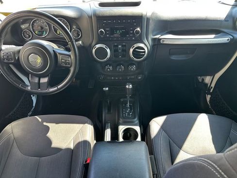 Used 2017 Jeep Wrangler Unlimited Sahara w/ Connectivity Group AWD/4WD image 18