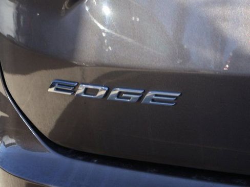 Used 2019 Ford Edge Titanium image 16
