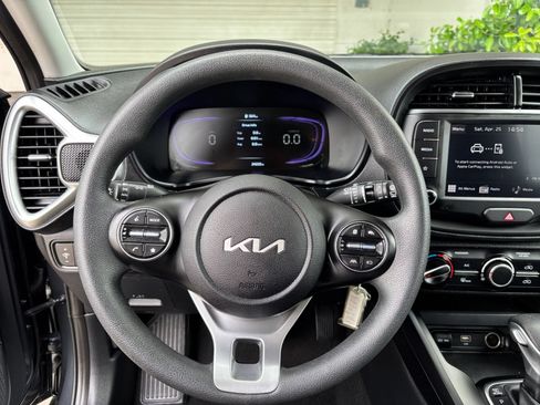 Used 2025 Kia Soul LX w/ LX Technology Package FWD image 25