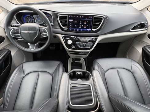 Used 2024 Chrysler Pacifica Touring-L FWD image 24