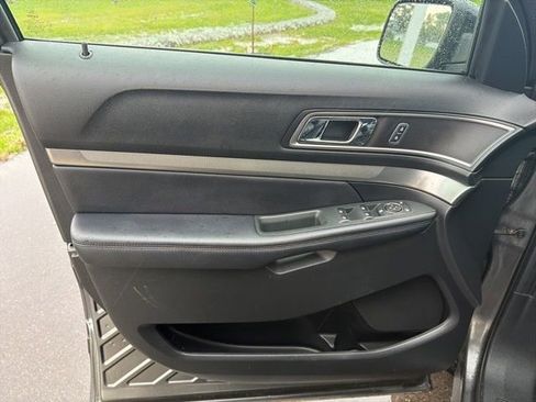 Used 2018 Ford Explorer XLT w/ Equipment Group 202A AWD/4WD image 21