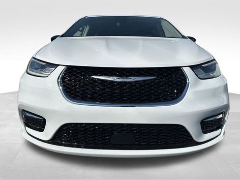 Used 2024 Chrysler Pacifica Touring-L FWD image 3