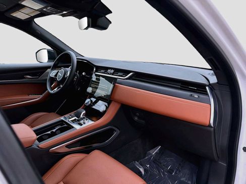 Certified 2025 Jaguar F-PACE R-Dynamic S AWD/4WD image 8