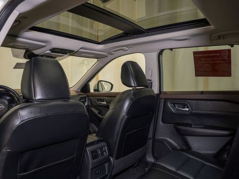 Used 2022 Nissan Rogue SV w/ SV Premium Package image 10