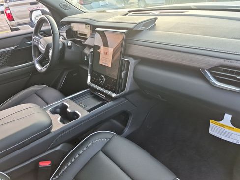 New 2026 GMC Acadia Denali w/ Super Cruise Package FWD image 31