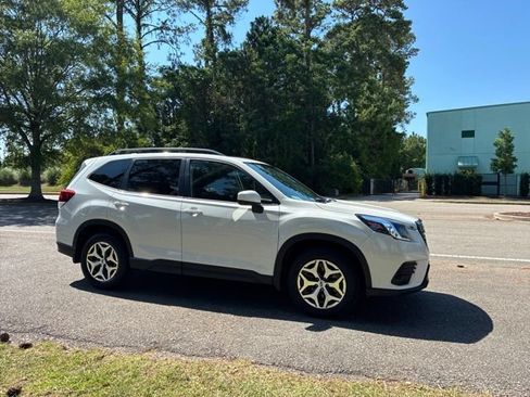Used 2023 Subaru Forester Premium AWD/4WD image 2