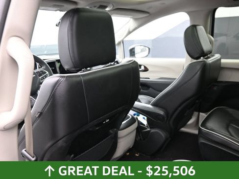 Used 2023 Chrysler Pacifica Limited FWD image 23