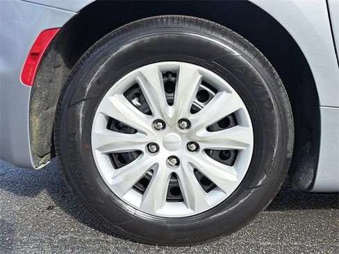 Used 2020 Chrysler Voyager L image 8