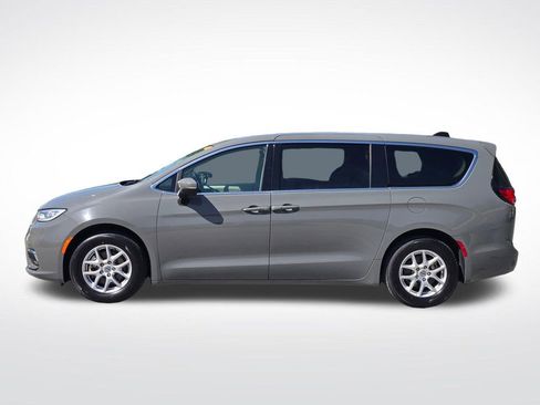 Used 2023 Chrysler Pacifica Touring-L FWD image 4