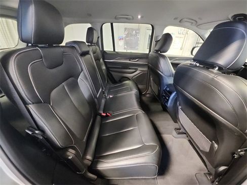 Used 2023 Jeep Grand Cherokee Limited image 17