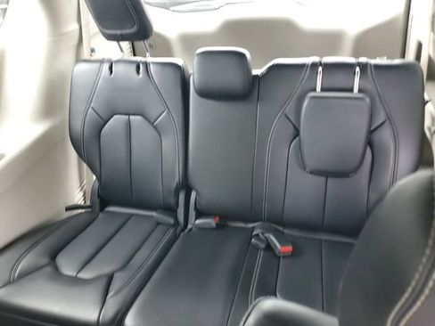 Used 2023 Chrysler Pacifica Touring-L FWD image 10