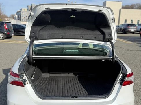 Used 2018 Toyota Camry XLE image 12