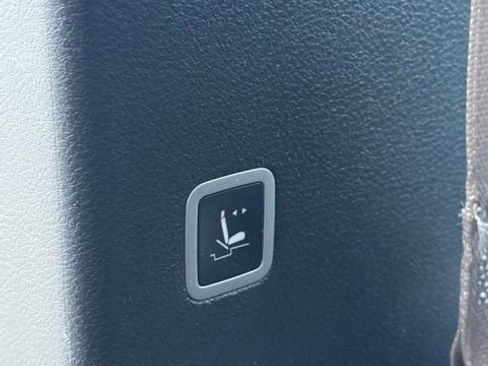 Used 2024 Chrysler Pacifica Touring-L image 24