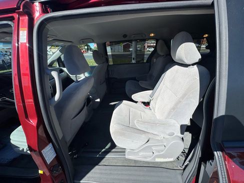 Used 2015 Toyota Sienna LE image 10