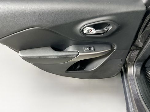 Used 2019 Jeep Cherokee Limited w/ Luxury Group AWD/4WD image 26