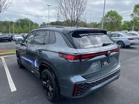 Used 2025 Volkswagen Tiguan SE R-Line image 10