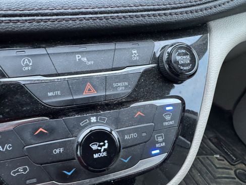 Used 2020 Chrysler Pacifica Limited image 22