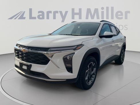 Certified 2025 Chevrolet Trax LT FWD image 1