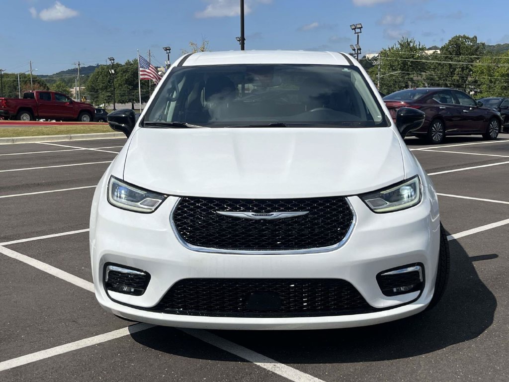 Used 2024 Chrysler Pacifica Touring-L FWD image 8
