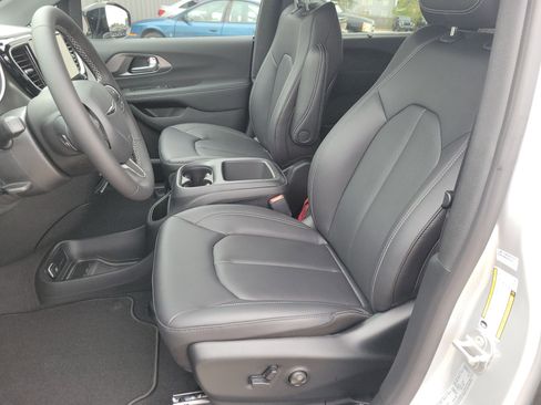 New 2026 Chrysler Pacifica Select FWD image 14