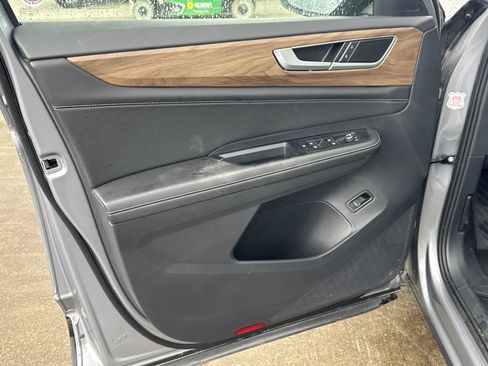 Used 2025 Volkswagen Atlas SE image 3