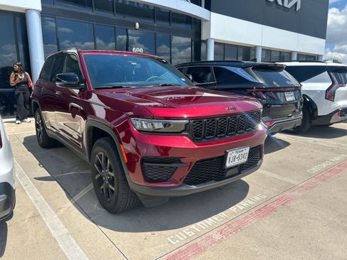 Used 2024 Jeep Grand Cherokee Altitude AWD/4WD image 13
