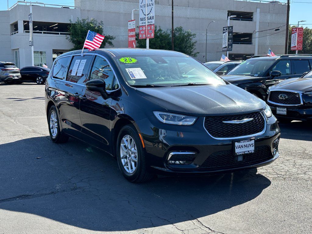 Used 2023 Chrysler Pacifica Touring-L FWD image 10